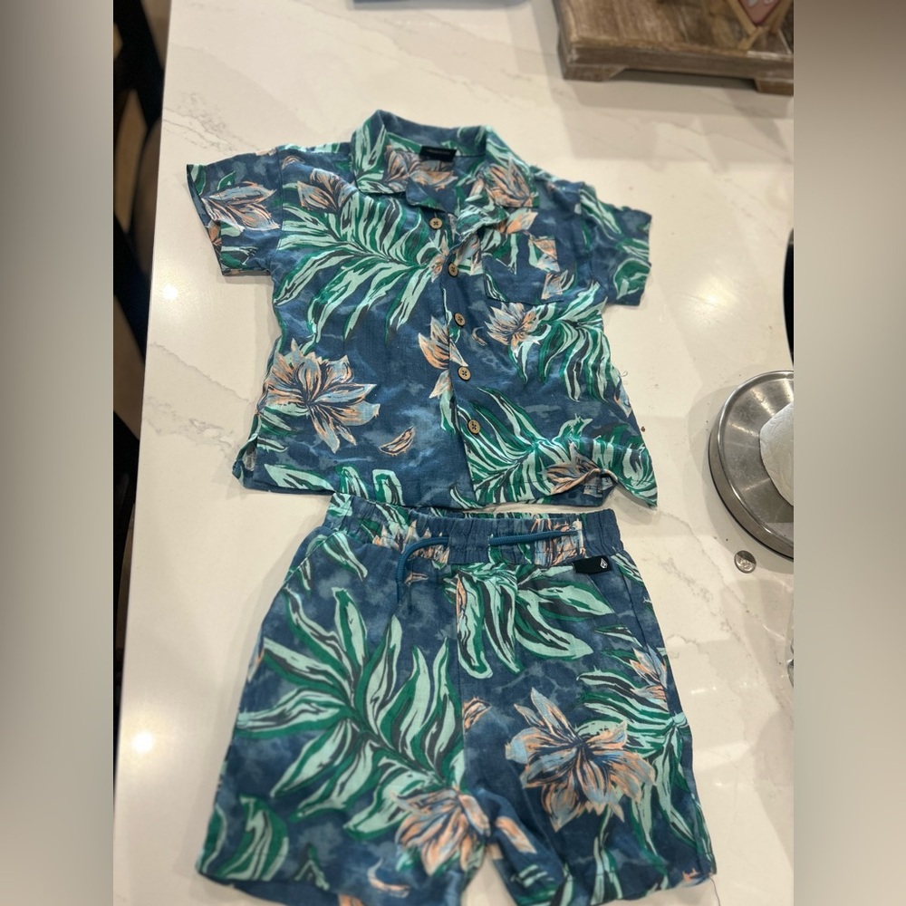 VOLCOM boys outfit